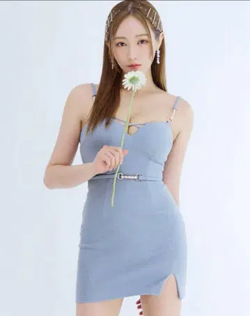 라이트 블루 슬릿 드레스 펄 장식