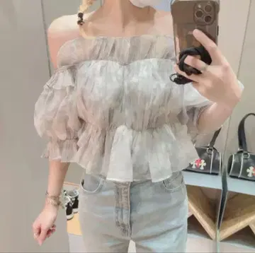 오프숄더 프릴 쉬폰 상의