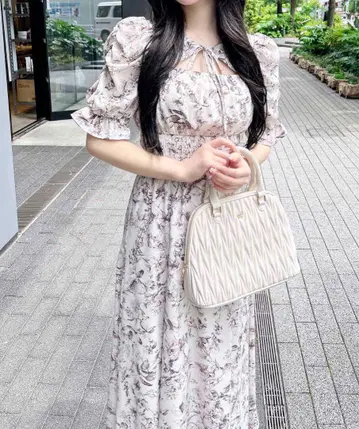INGNI 데콜테 오픈 꽃무늬 원피스