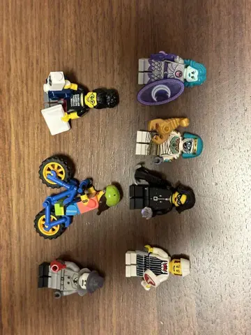 LEGO 미니 피규어 7개