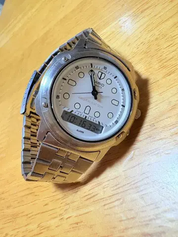 1985년 CASIO AQ-354W 아날로그 시계가 작동하지 않습니다.