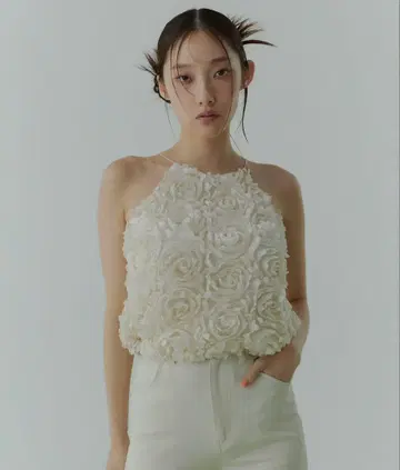 eimy istoire 볼륨 플라워 모티브 아메슬리 탑 아이보리