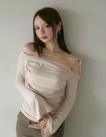 andmary Vanessa 리본 탑