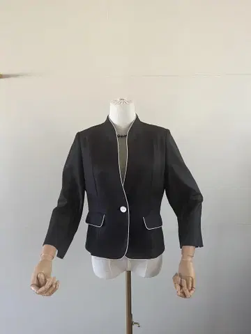 블랙 노카라 자켓 화이트 파이핑
