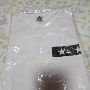 화이트 T셔츠 블랙 별 디자인