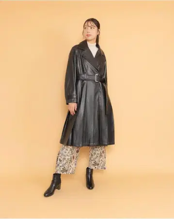 작년 AW 로이스크레용 미사용 새상품 플리츠 코트