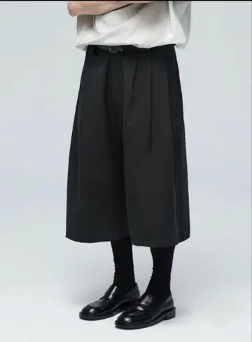 Multi-pleated cropped pants