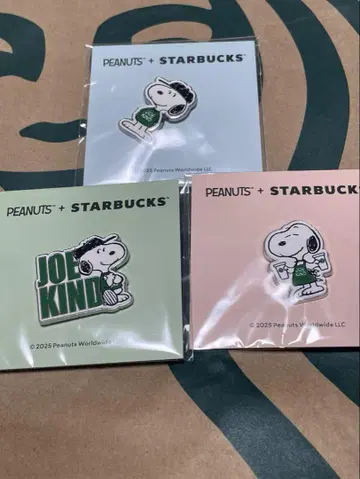 미개봉 새상품 스타벅스 2025 PEANUTS 핀 배지 3종류