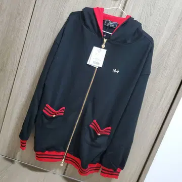 Rady 후드 부착 후드티 레드 가슴 로고는 자수입니다