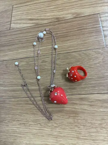 딸기 모티브 목걸이와 반지 세트
