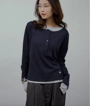 muhet 시어 헨리넥 레이어드 롱 T셔츠 네이비