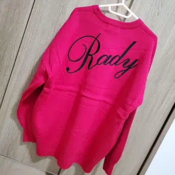 Rady 스웨터 니트 원단 자수 백 로고 포함