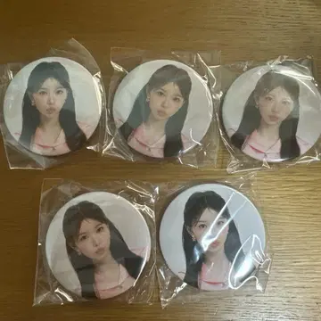ILLIT GLITTER DAY 모카 캡슐 토이 캔 배지 5개 세트