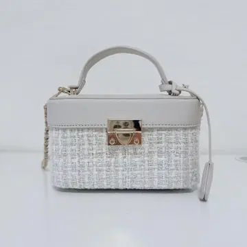 Her lip to Tweed Chain Vanity Bag Beige