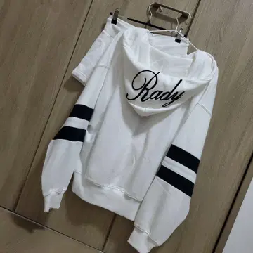 Rady 맨투맨 상하의 화이트 로고 자수