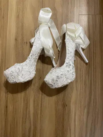 화이트 비즈 자수 하이힐