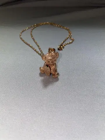 곰 모양의 골드 컬러 목걸이