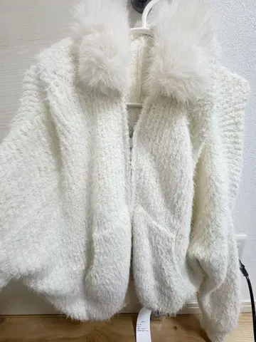 퍼 달린 화이트 가디건