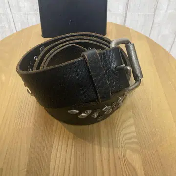 스터드 장식 블랙 가죽 벨트