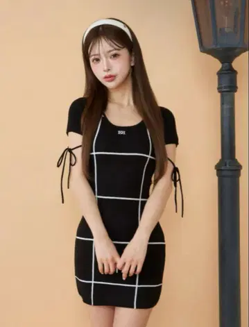 백 오픈 스티치 니트 미니 원피스