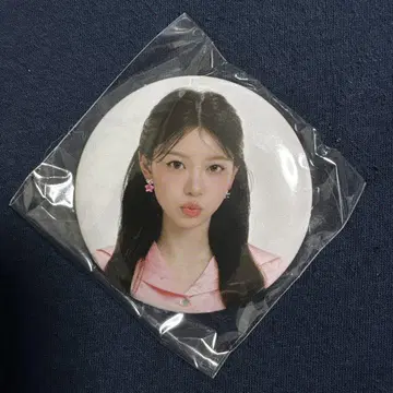 ILLIT glitter day 캡슐 토이 캔 배지 모카