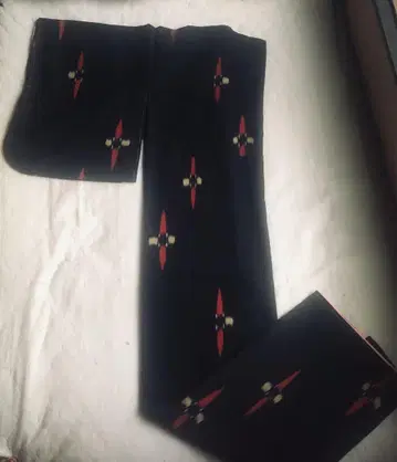 츠무기 기모노 블랙 빨간색과 옐로우 컬러 무늬 교육용 실 포함