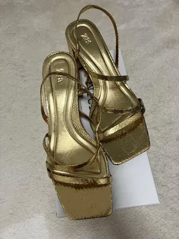 ZARA 골드 샌들 청키힐