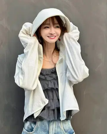 나루세 아이리 씨 차광 후드티 화이트 시노부