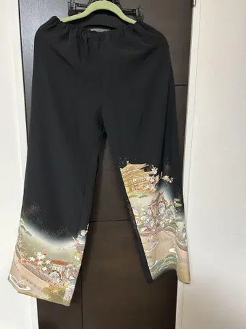 풍경화 프린트 블랙 와이드 팬츠