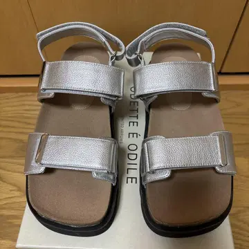오데뜨 앤 오딜 벨크로 샌들 메탈 칩 실버