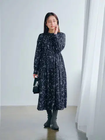 COHINA 뉴앙스 플라워 티어드 원피스 short 네이비 긴팔