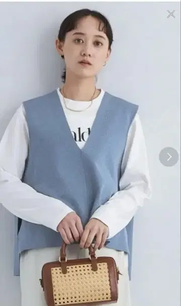 스카이블루 블랙 V넥 니트 베스트