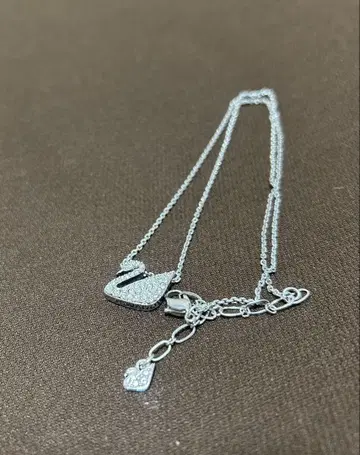 스와로브스키 스완 모티브 목걸이
