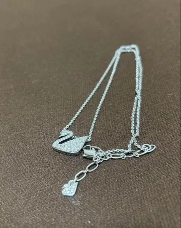 스와로브스키 스완 모티브 목걸이