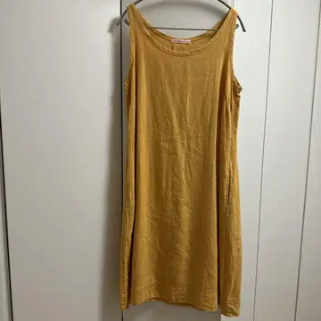 UNDER THE SUN WEAR 슬리브리스 원피스 머스타드
