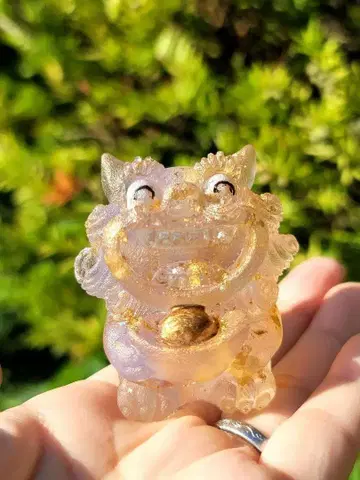 행복과 인간관계에 축복받는 웃는 시사 오르가나이트