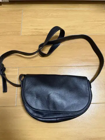 블랙 가죽 숄더백