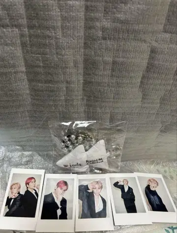 w-inds. 쿠션 스트랩과 인스턴트 포토 카드