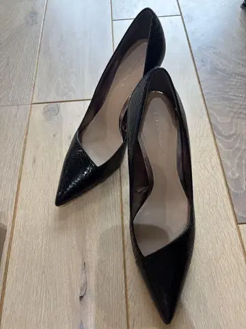 ZARA 블랙 에나멜 스틸레토 하이힐