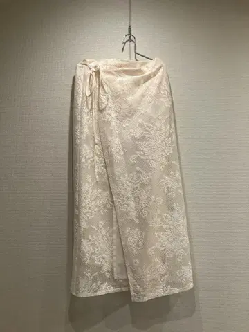 꽃무늬 레이스 랩스커트 크림색