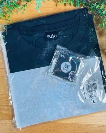 Ado 팝업 스토어 블루 로즈 T셔츠와 아크릴 캔뱃지 케이스