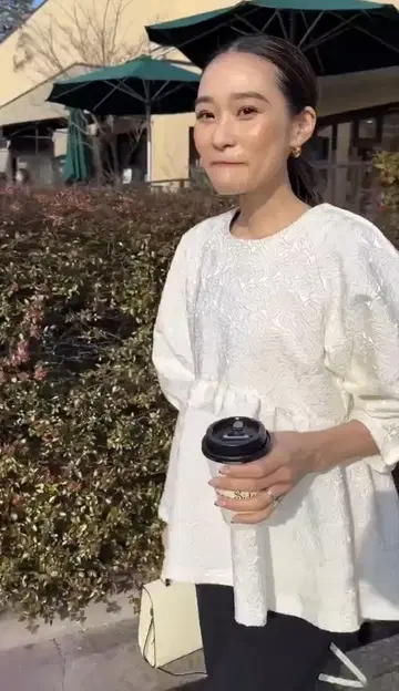 ELLIE 화이트 플레어 7부 소매 상의