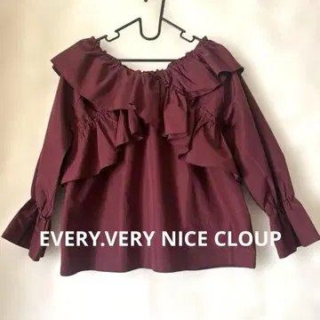[ EVERY.VERY NICE CLAUP ] 상의 프릴 오프숄더