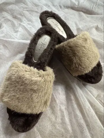 긴자 카네마츠 비쥬 장식 퍼 샌들