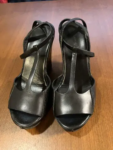 로베르토 델 카를로 블랙 가죽 오픈토 웨지솔 샌들