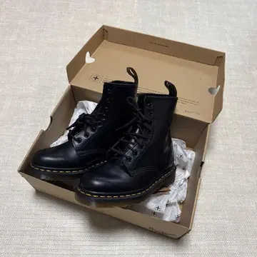 미사용 새상품 Dr.Martens 1460 8홀 부츠 UK4