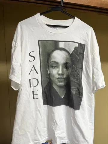 SADE 프린트T셔츠
