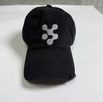 vujade 블랙 실버 자수 로고 캡