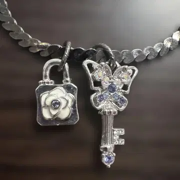 안나수이 목걸이 열쇠 락 모티브