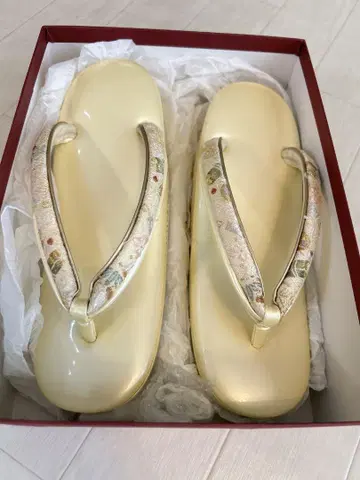 크림색 꽃무늬 하나오 조리